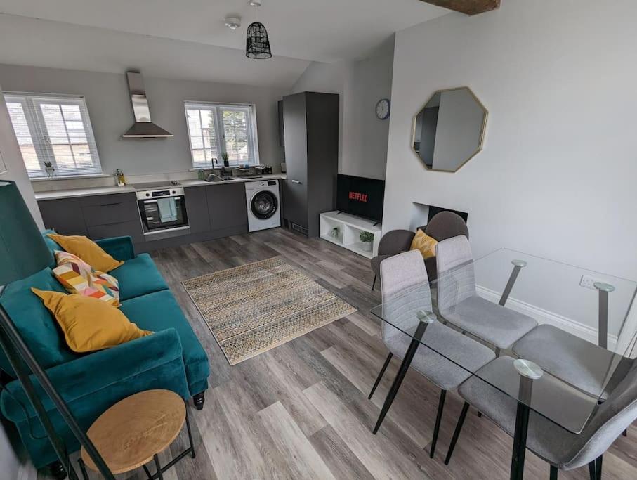 31 High Street - Modern & Stylish 2-Bed Apartment - Inc Parking Husbands Bosworth エクステリア 写真