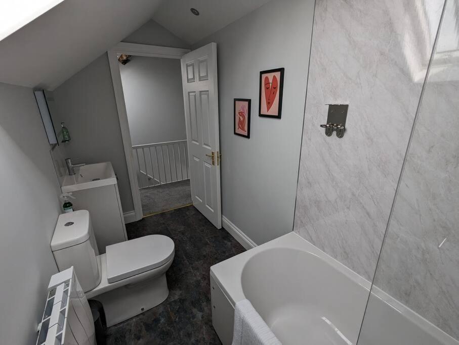 31 High Street - Modern & Stylish 2-Bed Apartment - Inc Parking Husbands Bosworth エクステリア 写真