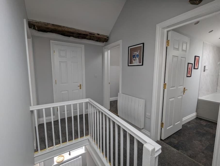 31 High Street - Modern & Stylish 2-Bed Apartment - Inc Parking Husbands Bosworth エクステリア 写真