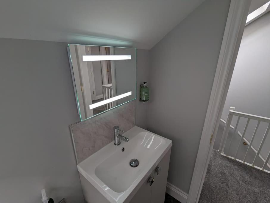 31 High Street - Modern & Stylish 2-Bed Apartment - Inc Parking Husbands Bosworth エクステリア 写真