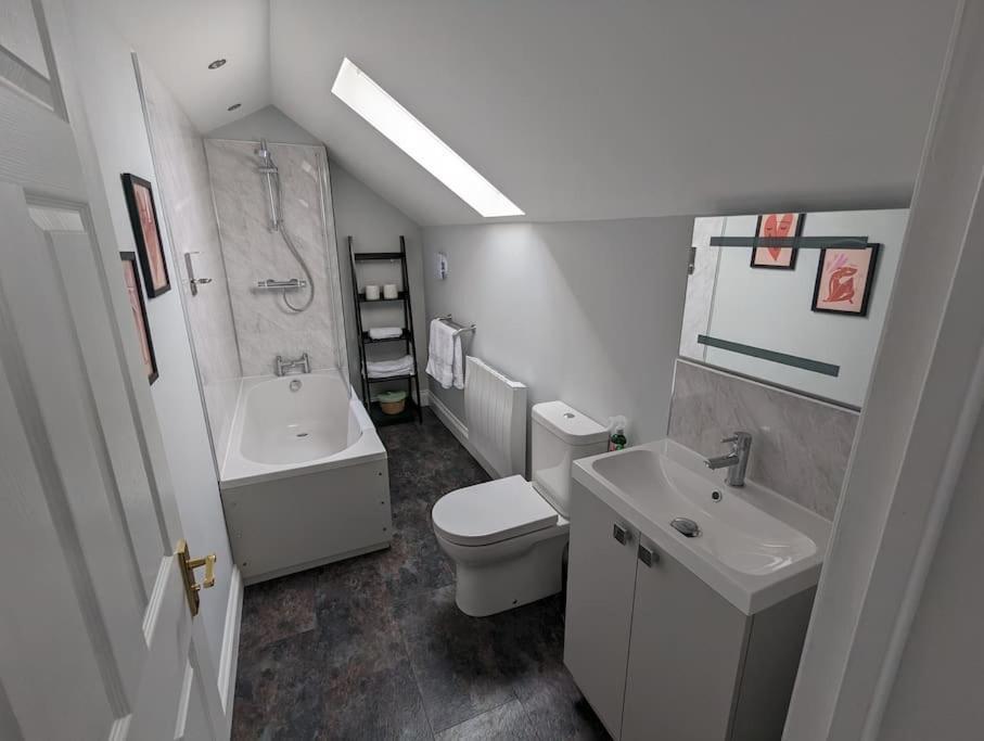 31 High Street - Modern & Stylish 2-Bed Apartment - Inc Parking Husbands Bosworth エクステリア 写真